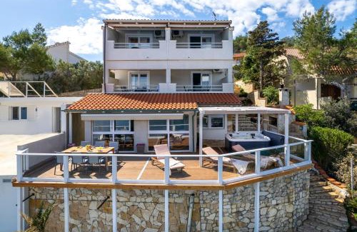 Cove Basina (Jelsa) Apartment | Apartments Habek