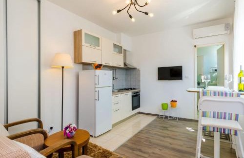 Brasina Apartment | Apartments Knego - One Bedroom Apartment with Balcony and Sea View