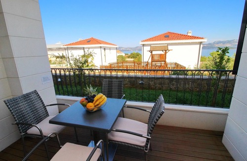 Drace Apartment | Apartments Kula - One-Bedroom Apartment with Terrace and Sea View-B2