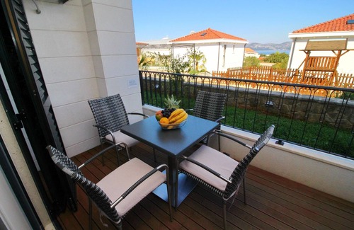 Drace Apartment | Apartments Kula - One-Bedroom Apartment with Terrace and Sea View-B2