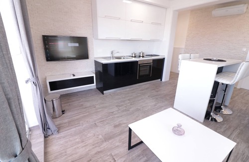 Zrce House | Apartments & Rooms Danivan Pool Villas B