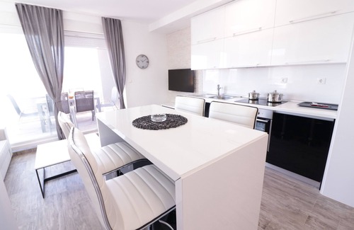Zrce House | Apartments & Rooms Danivan Pool Villas B