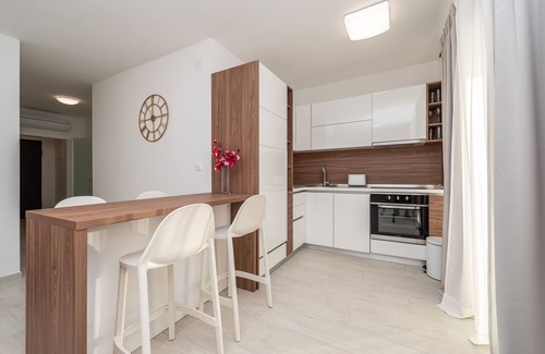 Zrce House | Apartments & Rooms Pool Villas Maris