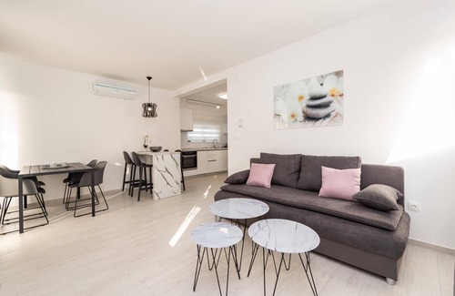 Zrce House | Apartments & Rooms Pool Villas Maris