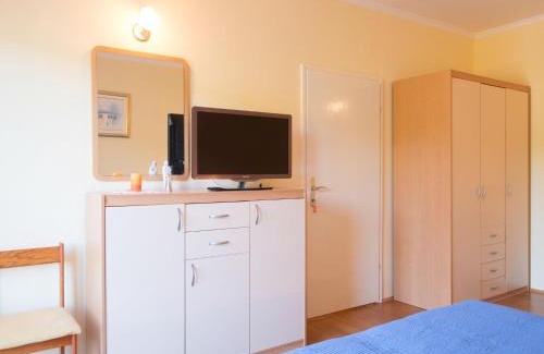 Molunat Apartment | Apartments Saulan - One Bedroom Apartment with Balcony and Garden View Molunat