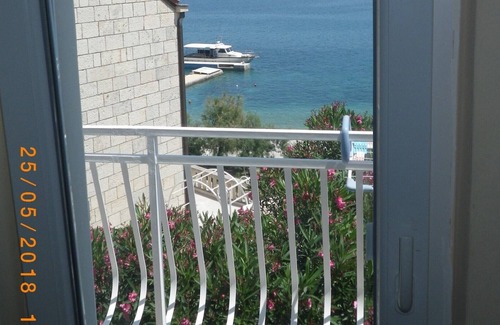 Cove Tri Zala (Zrnovo) Apartment | Apartments Siri