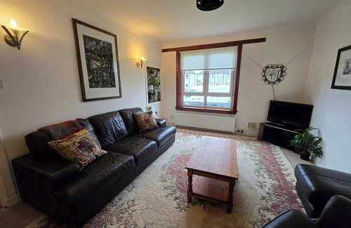 Kelty Apartment | ApartmentSleeps5-Parking-Garden-PetsOk