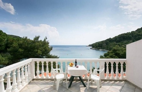 Saplunara Apartment | Apartmetns Franka Saplunara-One-Bedroom Apartment with Terrace and Sea View No2
