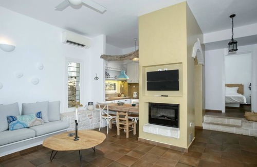 Katsimatika Villa | Apeiron II Villa - Modern, Pool, walk to Gaios