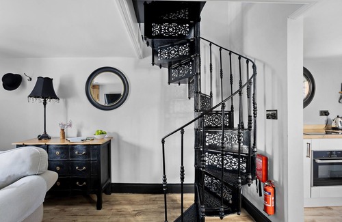 Wedmore Cottage | Apothecary Cottage - a cottage that sleeps 2 guests in 1 bedroom