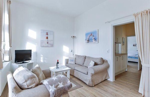Wenningstedt-Braderup Apartment | App-6-mit-Suedbalkon-in-strandnaher-Lage-Baederstil-Villa-in-Wenningstedt-Sylt