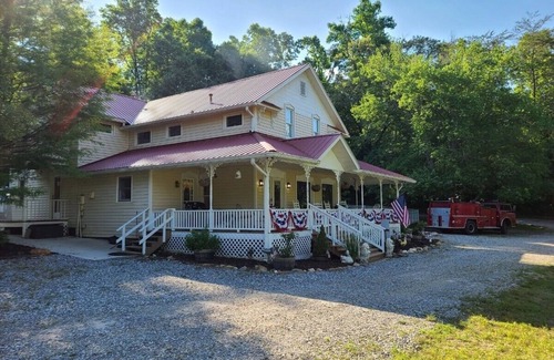 Blairsville Bed & Breakfast | Appalachian Room at Misty Mountain Inn - 21 Mi to Helen Georgia