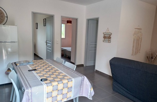 Galeria Apartment | Appart 4 pers piscine chauffée, wifi, 2 chambres, clim, 7 min mer, 1 min rivière