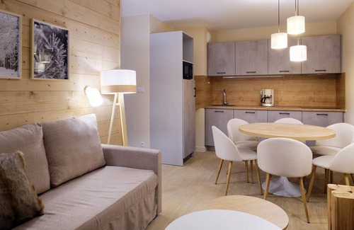 Eclose-Est Condo | Appart Charmant au Alpes | Gym, Piscines + Wifi!