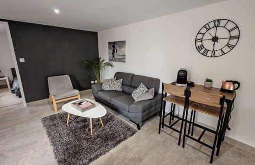 Bellegarde Apartment | Appart Cosy Avec Jardin, Jacuzzi Privé, Piscine Lété, au Calme