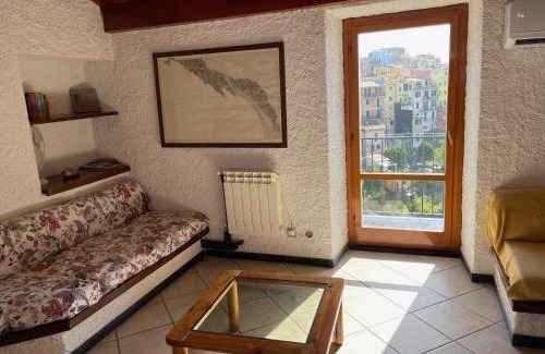 Corniglia Apartment | Appartamento Isola - In the center with Terrace - sea view & AC