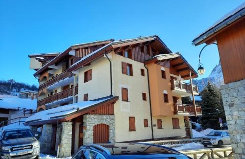 Saint-Martin-de-Belleville Apartment | Appartement lumineux pour 6, à 50m des pistes et des commerces, St Martin de Belleville. - FR-1-452-139
