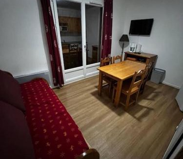 Besse-et-Saint-Anastaise Apartment | appartement dans station Super Besse 4ou5 pers piscine