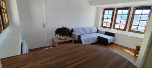Le Puy-en-Velay Bed & Breakfast | Appartement 2 pièces aux pieds de la Cathédrale dans logis du 15ème siècle