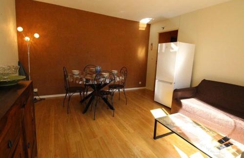 Bagneres-de-Luchon Apartment | Appartement 2 pièces cabine avec balcon, parking, animaux admis, Wi-Fi - FR-1-313-195