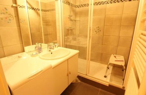 Bagneres-de-Luchon Apartment | Appartement 2 pièces cabine avec balcon, parking, animaux admis, Wi-Fi - FR-1-313-195