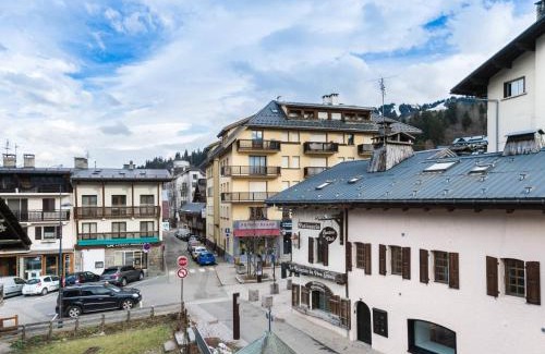Megeve Apartment | Appartement 3 Ch. Rénové, Centre de Megève, Balcon, Cheminée, Parking, 3 min Télécabine Chamois - FR-1-453-178
