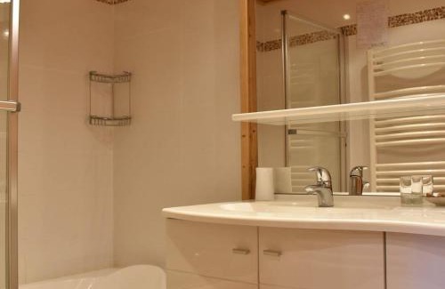 Meribel Centre Apartment | Appartement 3 pièces avec balcon, parking et wifi, proche du centre de Méribel, pour 7 personnes - FR-1-180-211
