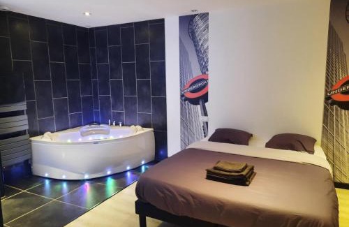 Vitre Apartment | Appartement 90m2 design, jacuzzi, billard.