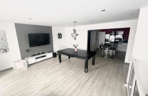 Vitre Apartment | Appartement 90m2 design, jacuzzi, billard.