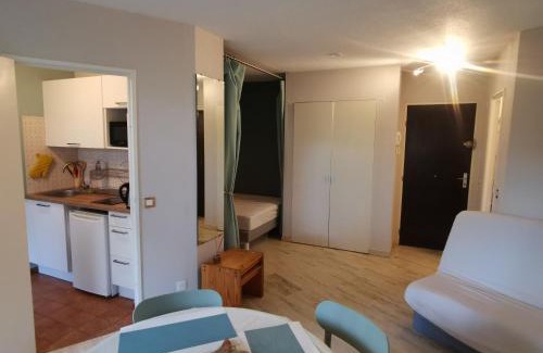 Mandelieu-La-Napoule Apartment | Appartement au calme (2 à 4 Pers.) avec Piscines + Parking