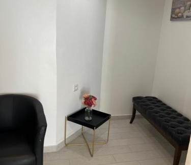 8th Arrondissement Apartment | Appartement au bor de mer