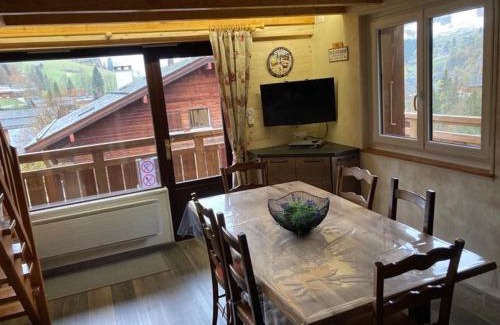 Le Chinaillon Apartment | Appartement au pied des pistes avec balcon ensoleillé - 2 ch, 2 sdb, accès rapide au centre village - FR-1-467-85