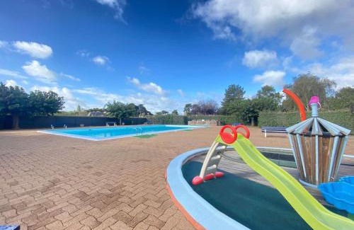 Guerande Apartment | Appartement avec mezzanine, piscine et parking - proche plage et clubs sportifs à La Baule - FR-1-245-43