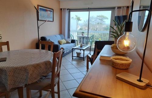Saint-Jean-de-Monts Apartment | Appartement cosy près de la plage avec balcon, Wi-Fi et parking – Saint-Jean-de-Monts - FR-1-323-508