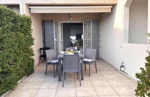 Paradou Apartment | Appartement calme avec piscine et parking, proche plage, pour 4 personnes au Rayol-Canadel - FR-1-226B-141