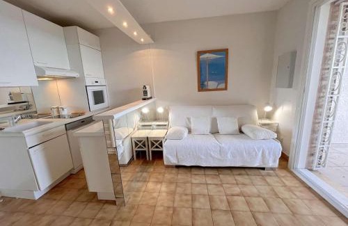 Paradou Apartment | Appartement calme avec piscine et parking, proche plage, pour 4 personnes au Rayol-Canadel - FR-1-226B-141