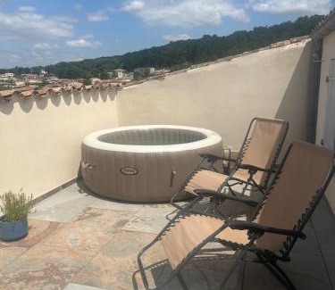 Montelimar Apartment | Appartement chaleureux avec jacuzzi-Terrasses rooftop-Rafraîchisseur-Parking-wifi