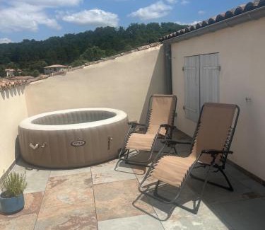 Montelimar Apartment | Appartement chaleureux avec jacuzzi-Terrasses rooftop-Rafraîchisseur-Parking-wifi