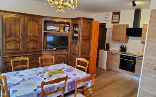 Monteux Apartment | Appartement charmant a Thueyts avec cheminee et parking