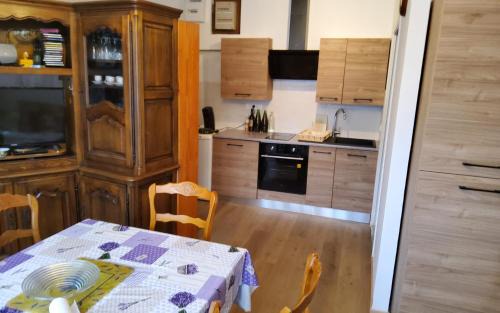 Monteux Apartment | Appartement charmant a Thueyts avec cheminee et parking