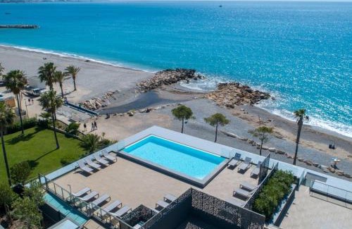 Villeneuve Loubet Beach Apartment | Appartement climatisé les pieds dans l'eau pour 6 personnes avec 1 suite parentale, 1 chambre double et 1 mini chambre Piscine sur le toit clim garage