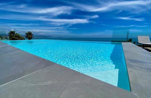 Villeneuve Loubet Beach Apartment | Appartement climatisé les pieds dans l'eau pour 6 personnes avec 1 suite parentale, 1 chambre double et 1 mini chambre Piscine sur le toit clim garage