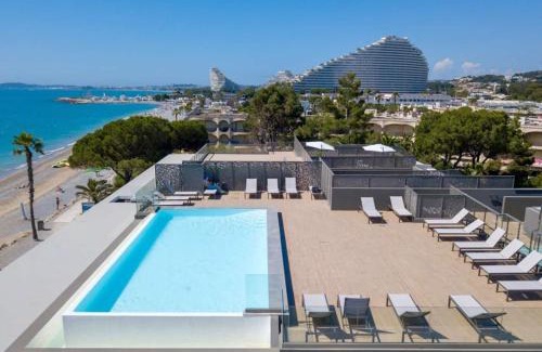 Villeneuve Loubet Beach Apartment | Appartement climatisé les pieds dans l'eau pour 6 personnes avec 1 suite parentale, 1 chambre double et 1 mini chambre Piscine sur le toit clim garage