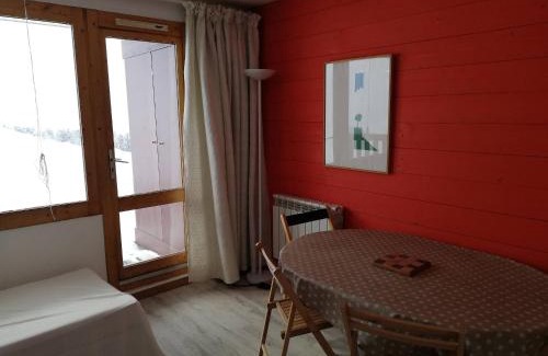 Plagne Villages Apartment | Appartement cosy à Plagne Village avec accès direct aux pistes, terrasse exposée sud, animaux acceptés - FR-1-351-22