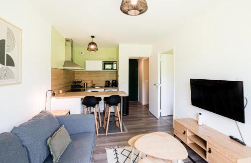 Equemauville Apartment | Appartement cosy 5 mins Honfleur piscine terrasse