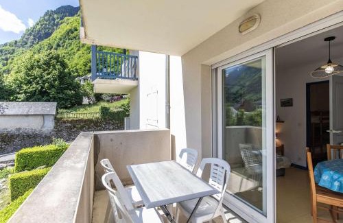 Cauterets Apartment | Appartement cosy Cauterets, balcon sud, proche centre & télécabine, 4 pers, parking inclus - FR-1-401-15