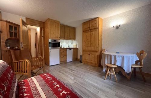 Meribel-Mottaret Apartment | Appartement cosy près des pistes avec kitchenette équipée - FR-1-355-246