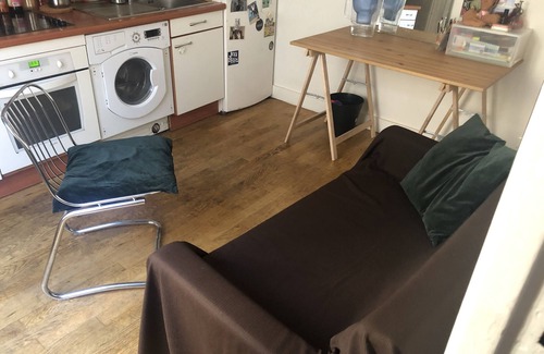 Porte de Clichy Apartment | Appartement Cosy Proche de Montmartre, Idéal Pour un Couple!