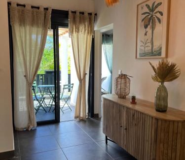 La Saline Les Bains Apartment | Appartement de charme front de mer