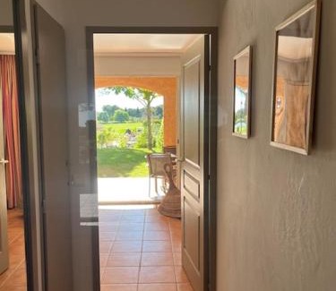 Pont Royal Apartment | Appartement de charme sur le domaine de Pont Royal à Mallemort, en rez-de-jardin avec terrasse & piscine et vue sur le Golf